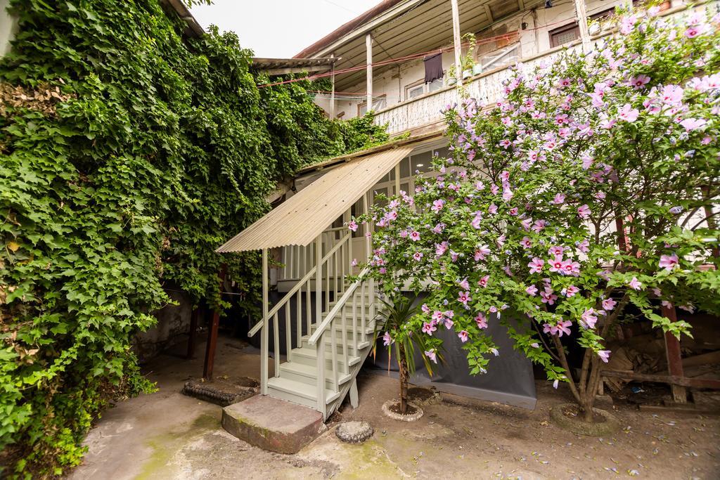 Apartment In Cozy Little Yard Tbilisi Exterior foto